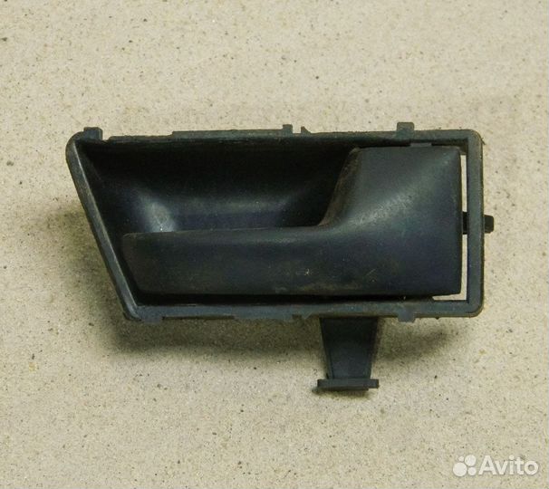 Ручка двери пер. правой внутренняя VW Golf 2