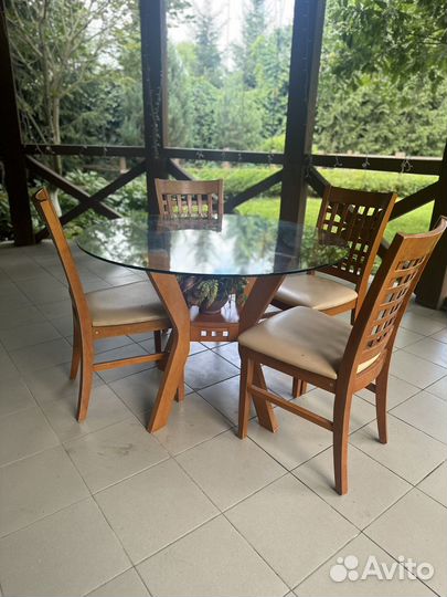 Стол круглый стеклянный со стульями