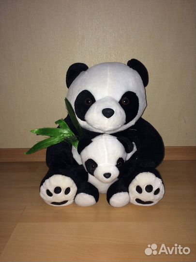 Панда с детенышем