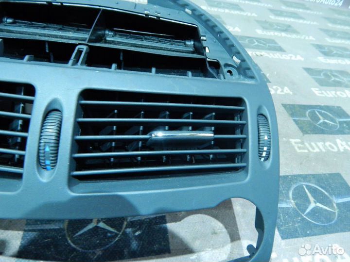 Решетка вентиляционная A2118300054 Mercedes-Benz E