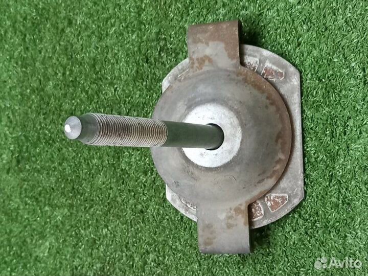 Болт крепления балки задний правый Land Rover