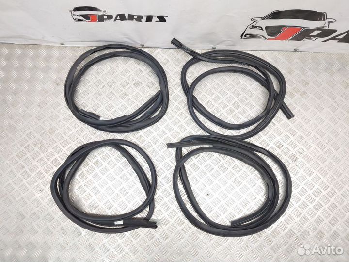 Уплотнитель проема двери Mitsubishi ASX I (2010—20