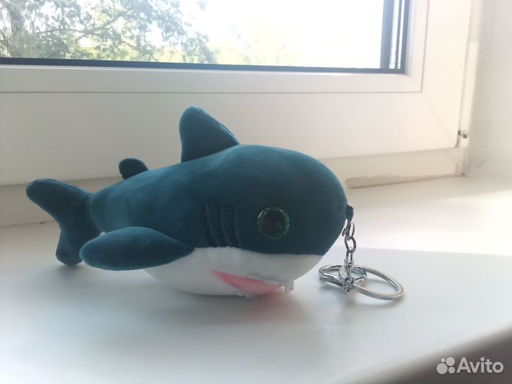 Две акулы (мягкие игрушки)