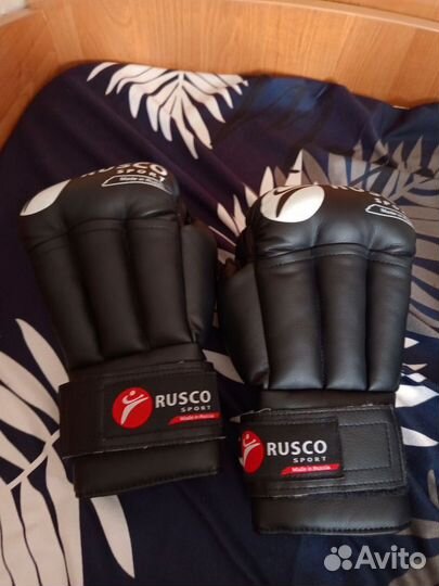 Перчатки и шлем для рукопашного боя