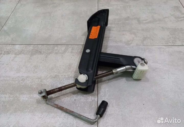 Домкрат автомобильный