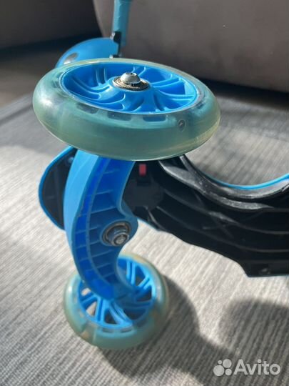 Самокат с сидением и ручкой