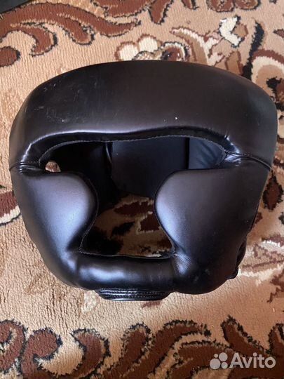 Боксерские перчатки и шлем