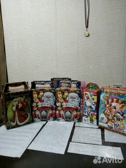 Отдам новогодние коробочки для подарков