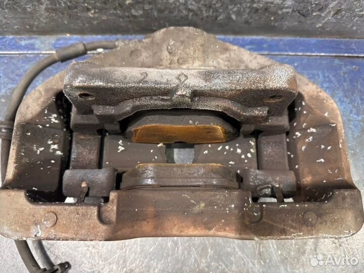 Суппорт передний правый Bmw 5 F10 N55B30A 3.0T