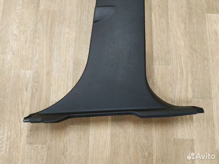 Накладка центральн стойки крыши прав Ford Focus 3