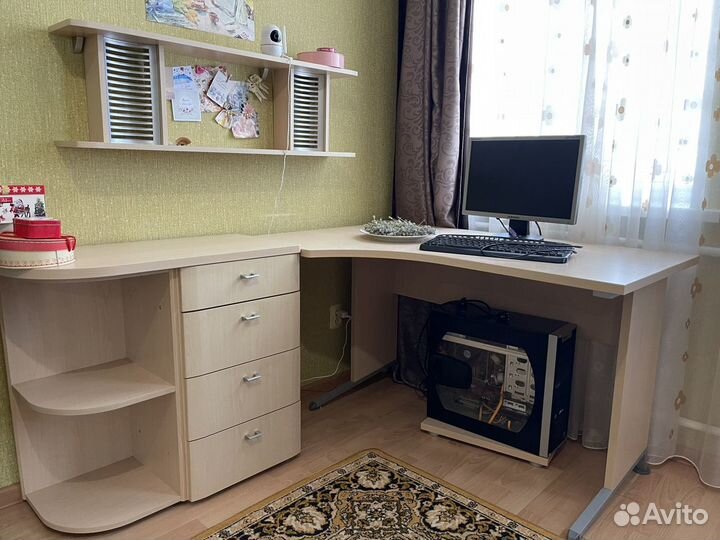 Компьютерный стол, тумба, подвесная полка