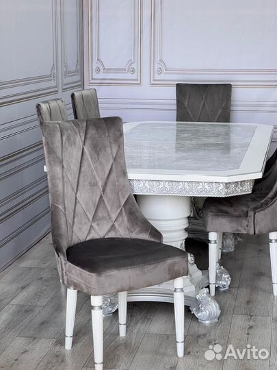 Стол и стулья