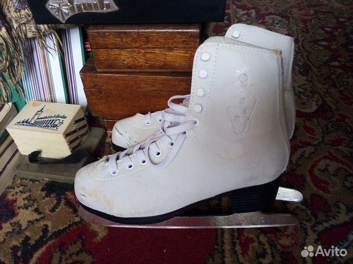Коньки фигурные женские р.35 и р.36 белые кожа