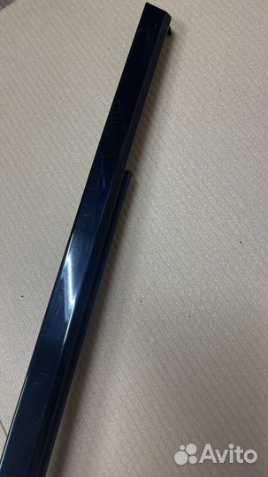 Уплотнитель стекла задний девый porsche macan