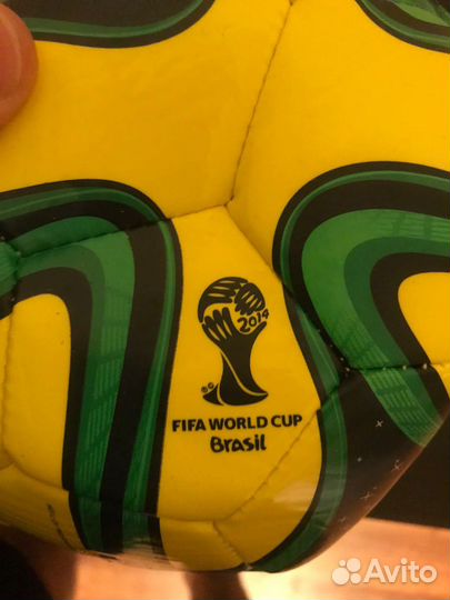 Футбольный мяч adidas brazuca