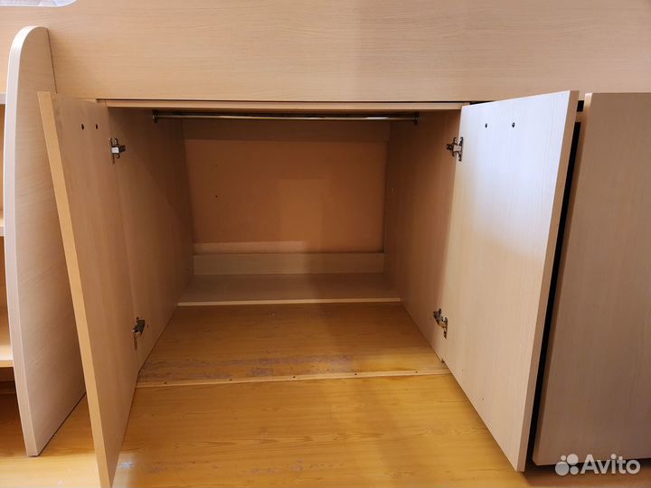 Кровать чердак со столом и шкафом