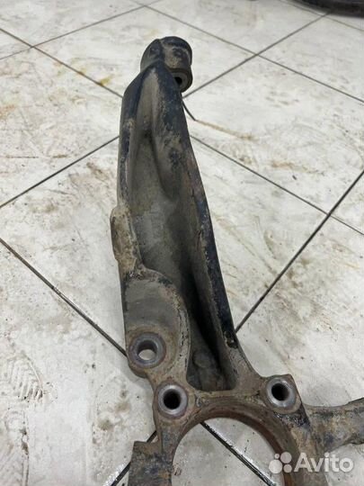 Кулак передний левый Range Rover Sport 05-09 L320