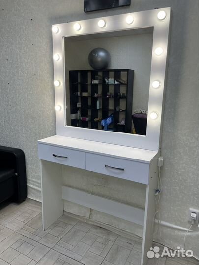 Туалетный столик с зеркалом и подсветкой