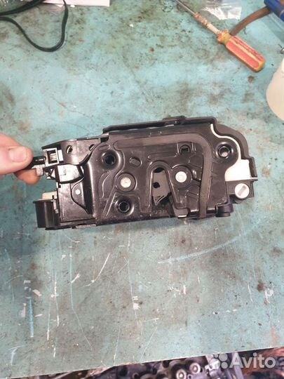 Задний левый замок Skoda Octavia a7