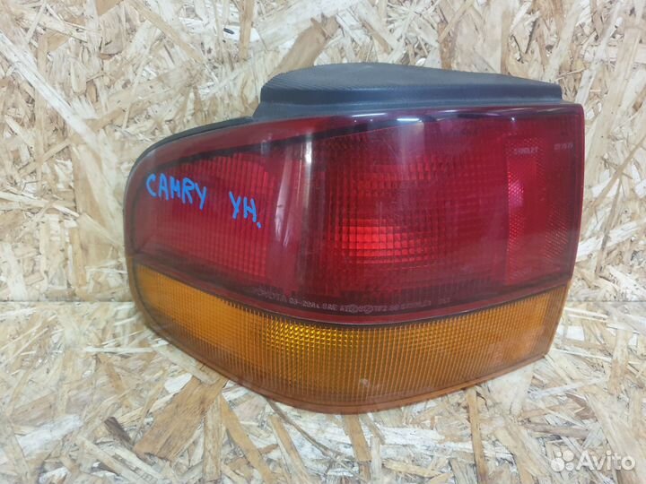 Фонарь задний наружный левый Toyota Camry V10