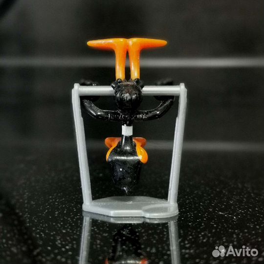 Даффи-Дак на перекладине из Киндер-сюрприза