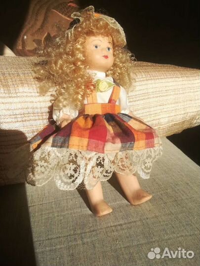 Кукла фарфоровая