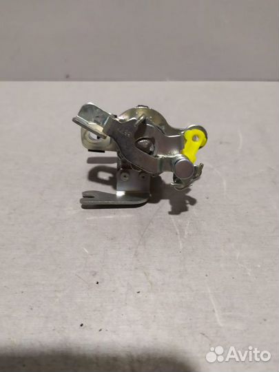 Замок багажник Toyota Corolla 2011