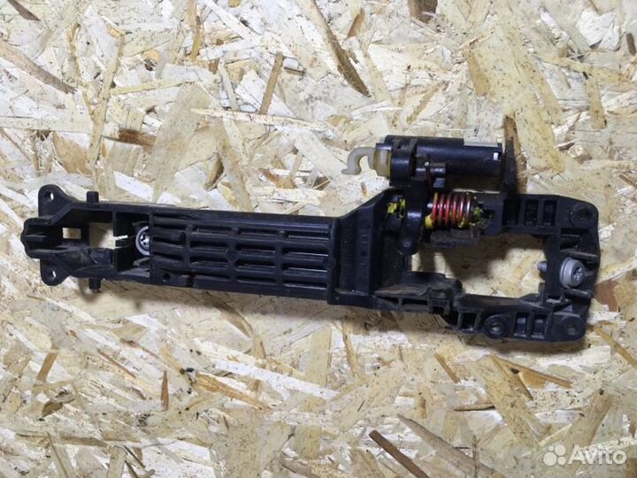 Кронштейн ручки двери передний правый Toyota