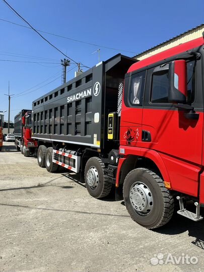 Водитель самосвала shacman