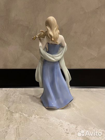 Фарфоровая статуэтка 