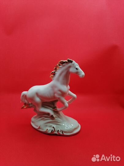 Фарфоровый конь