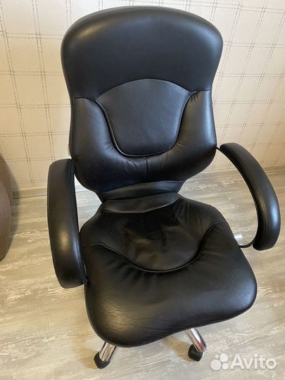 Офисное кожаное кресло