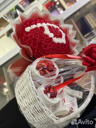 Подарок букет и корзина Raffaello