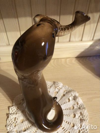 Фарфоровая статуэтка Лфз Выдра с рыбой