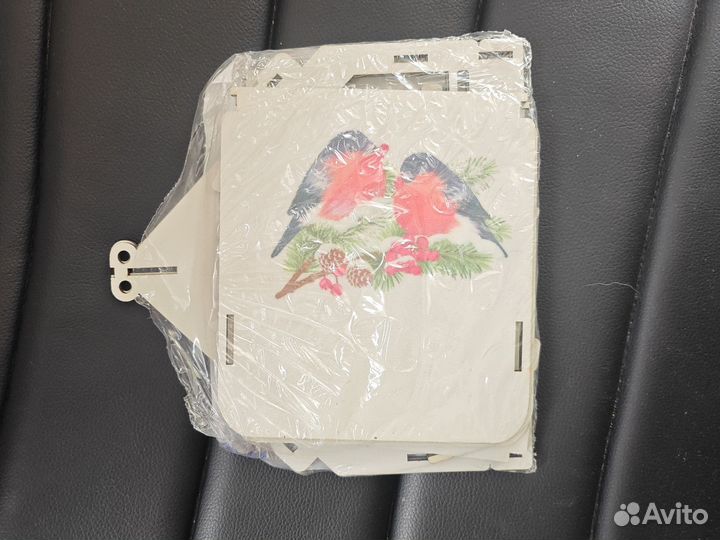 Деревянная кормушка для птиц