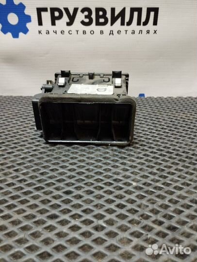 Дефлектор обдува салона правый Volvo FH4 82246422