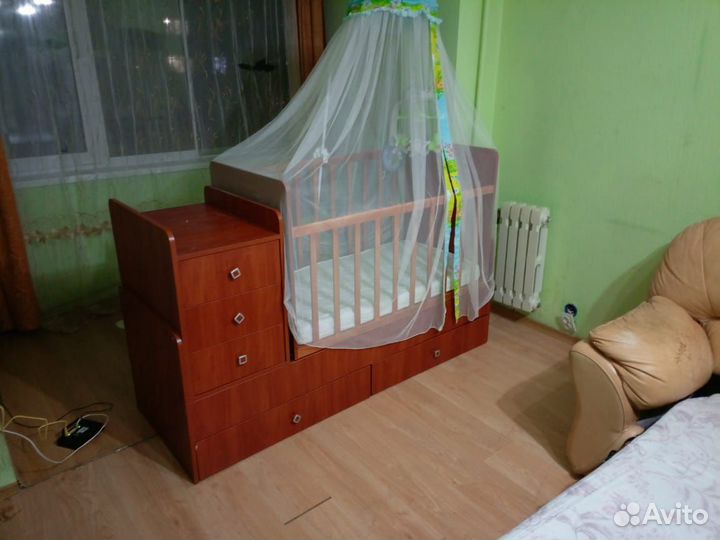 Детская кроватка с маятником и ящиком