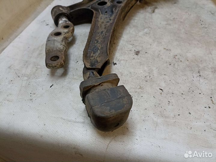 Nissan primera p10 передний левый нижний рычаг