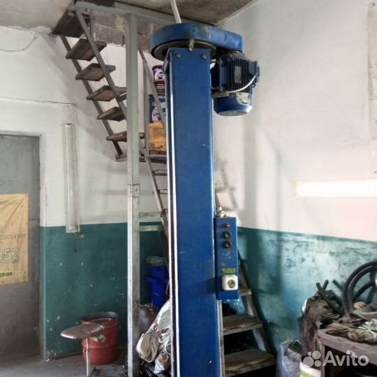 Подъемник автомобильный винтовой