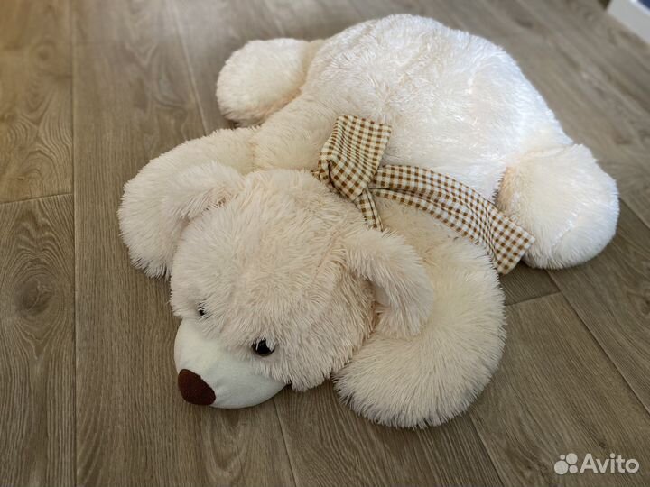 Большой белый плюшевый медведь мишка
