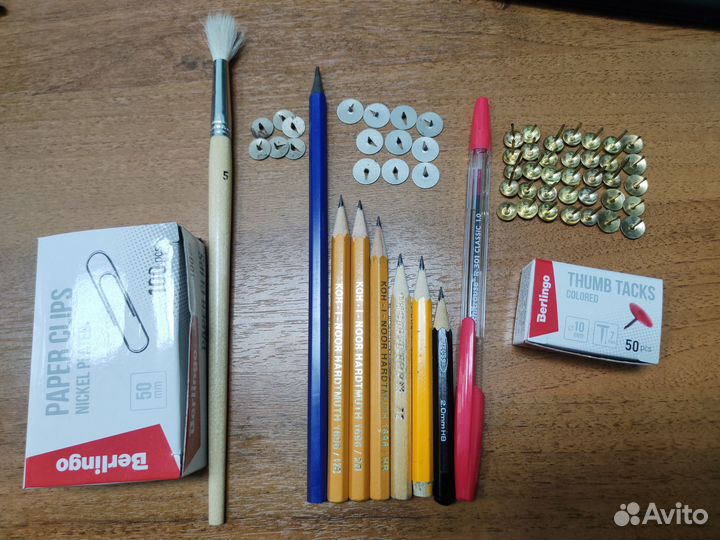 Скрепки карандаши ручка кнопки