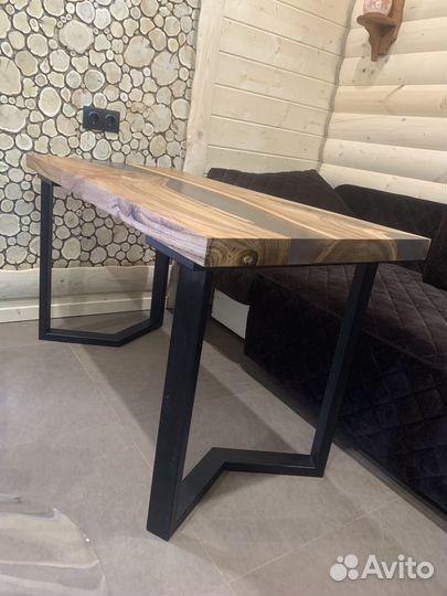 Стол из слэба с эпоксидной смолой