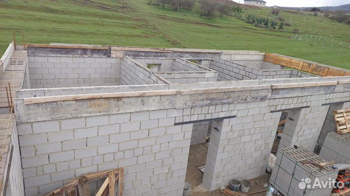 Бригада строителей каменщики