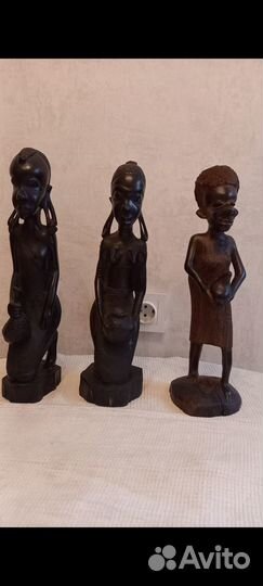 Фигурки из черного дерева
