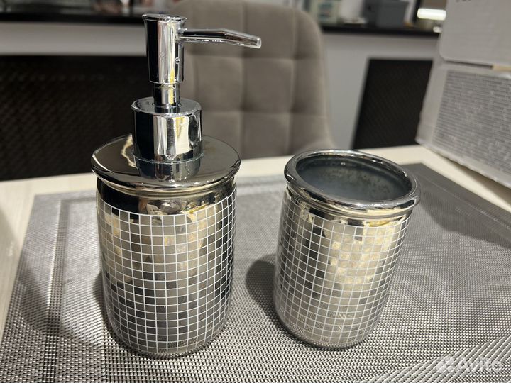 Дозатор и стакан для щеток