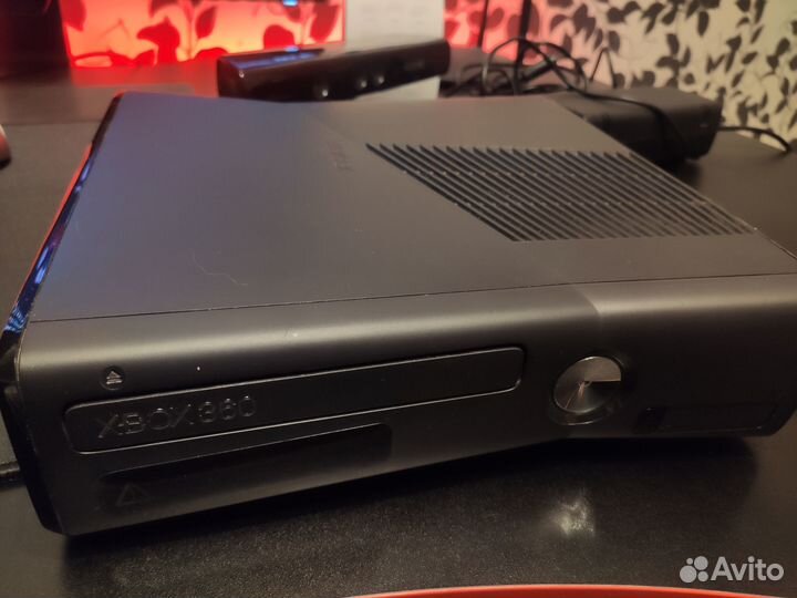 Xbox 360 250 Гб + Kinect с беспроводным геймпадом
