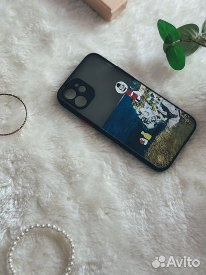 Чехлы на iPhone 12