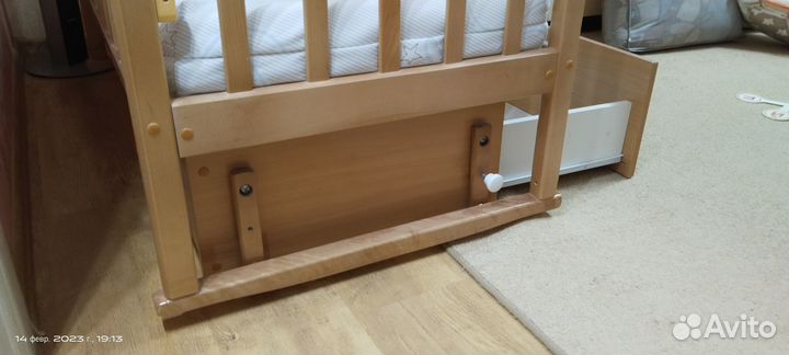 Детская кроватка с маятником