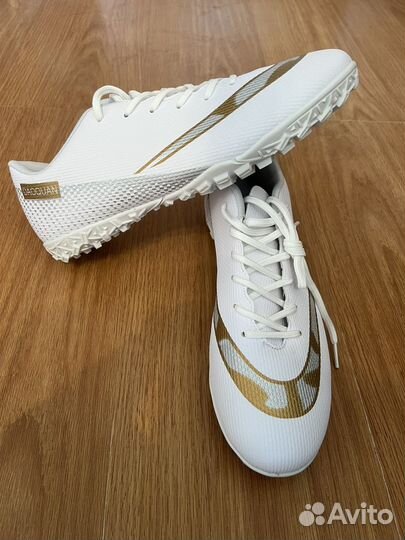 Футбольные бутсы, шиповки