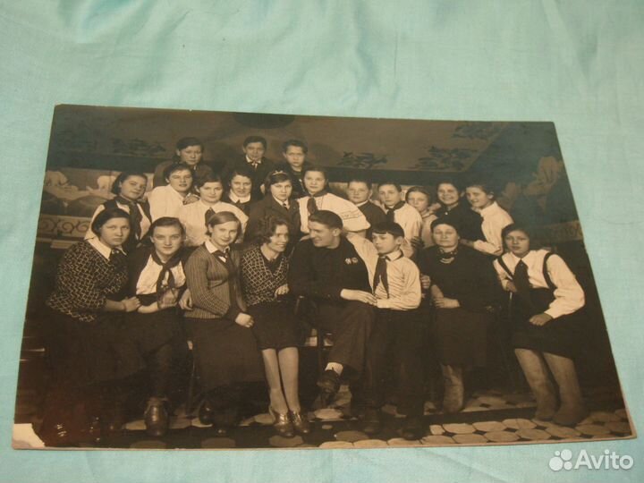 Фото Н.Крючкова с пионерами. 1940-41 год. СССР